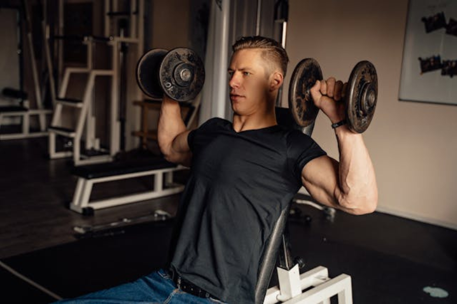 Dumbbells vs Machines for Shoulders: Which Wins?